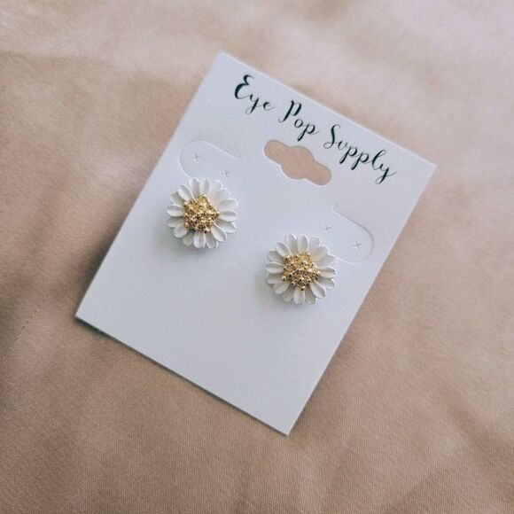 5/$25 White Flower Earrings Daisy Statement Earrings - Picture 4 of 5